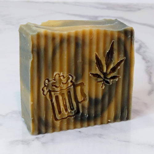Lather up and enjoy this super moisturizing plant-based soap bar made with unrefined hemp oil, gluten free beer, and hemp milk. Scented with a blend of sweet orange and patchouli essential oils. This all natural soap bar has that distinct earthy scent that patchouli lovers will appreciate.