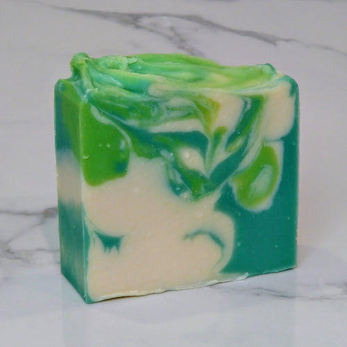 This ultra hydrating plant-based soap bar has a fresh, clean scent. Made with aloe vera juice and 25% shea butter, it is deeply nourishing and very soothing to the skin.