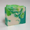 This deeply nourishing plant-based soap bar has a fresh, clean scent. Made with aloe vera juice and 25% shea butter, it provides superb hydration and helps soothe the skin.