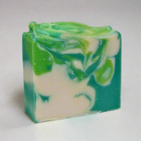 This deeply nourishing plant-based soap bar has a fresh, clean scent. Made with aloe vera juice and 25% shea butter, it provides superb hydration and helps soothe the skin.