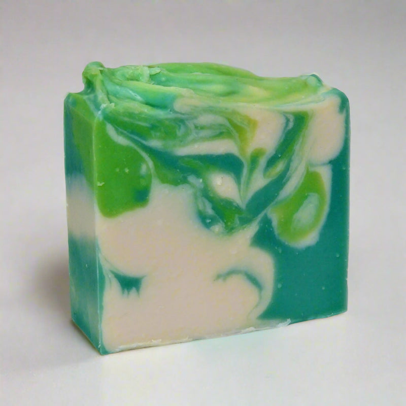 This deeply nourishing plant-based soap bar has a fresh, clean scent. Made with aloe vera juice and 25% shea butter, it provides superb hydration and helps soothe the skin.