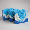 This moisturizing soap bar made with 25% shea butter, features a delicate floral fragrance with subtle hints of fruit. Its scent is reminiscent of the iconic fleur de lis flower, which is prominently displayed on the Québec flag. A perfect tribute to the "belle province" and its beloved symbol.